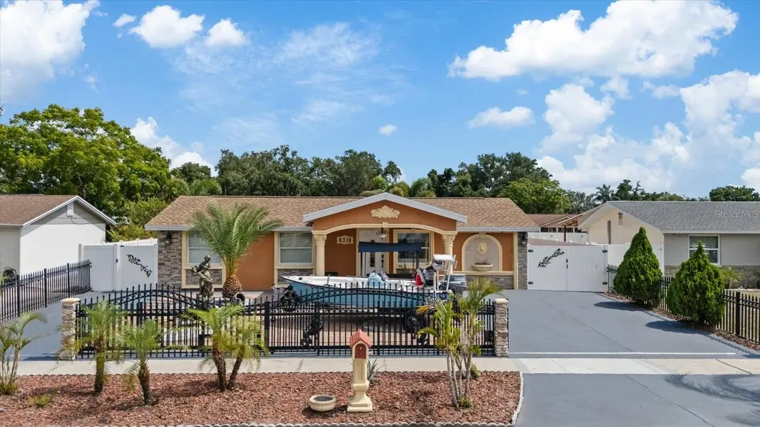 8318 DRYCREEK DR, Tampa, FL 33615