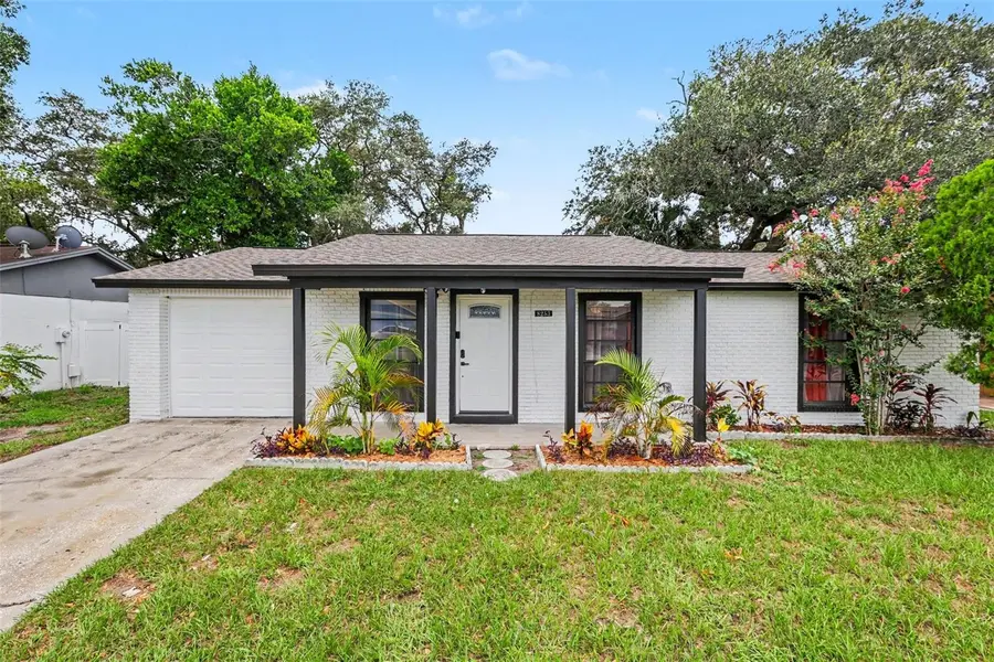 8253 GREENLEAF CIR, Tampa, FL 33615