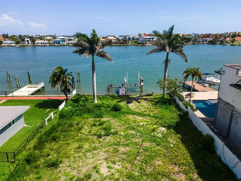 17043 DOLPHIN DR, North Redington Beach, FL 33708