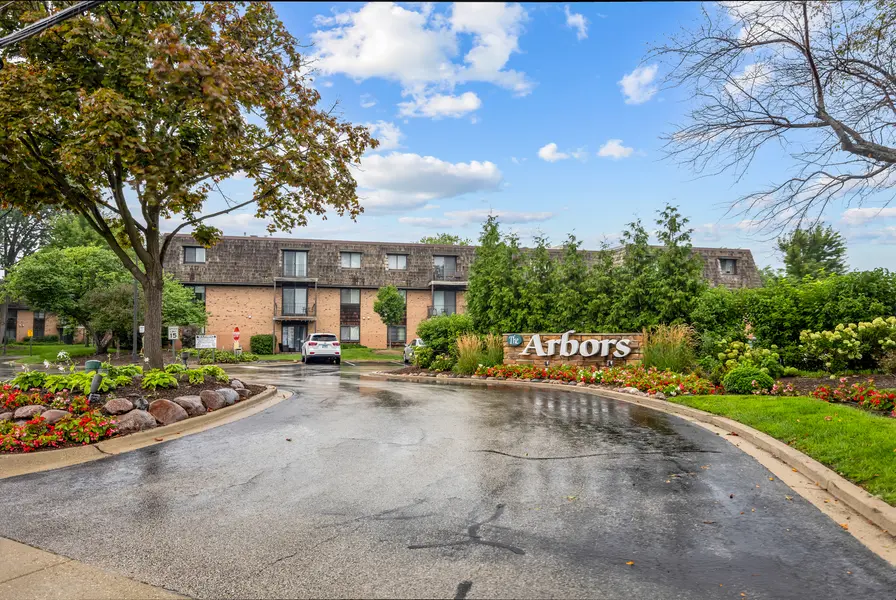 1 Oak Creek DR #2303, Buffalo Grove, IL 60089