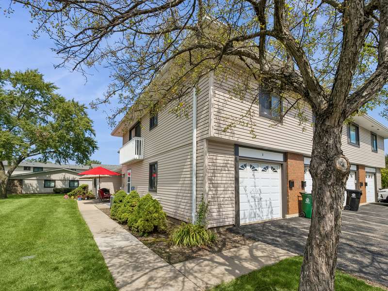 135 Fairlane CT #A, Bloomingdale, IL 60108