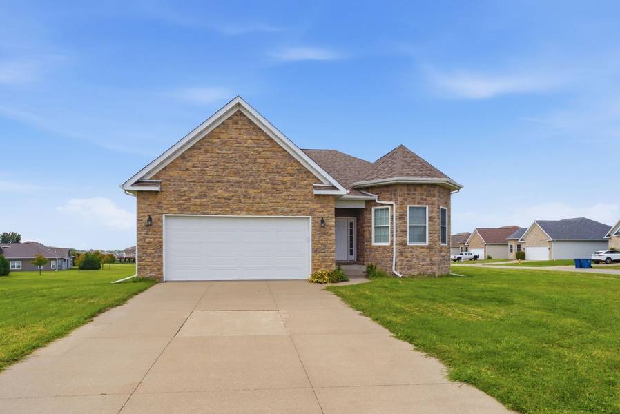 63 Cobblestone LN, Leclaire, IA 52753