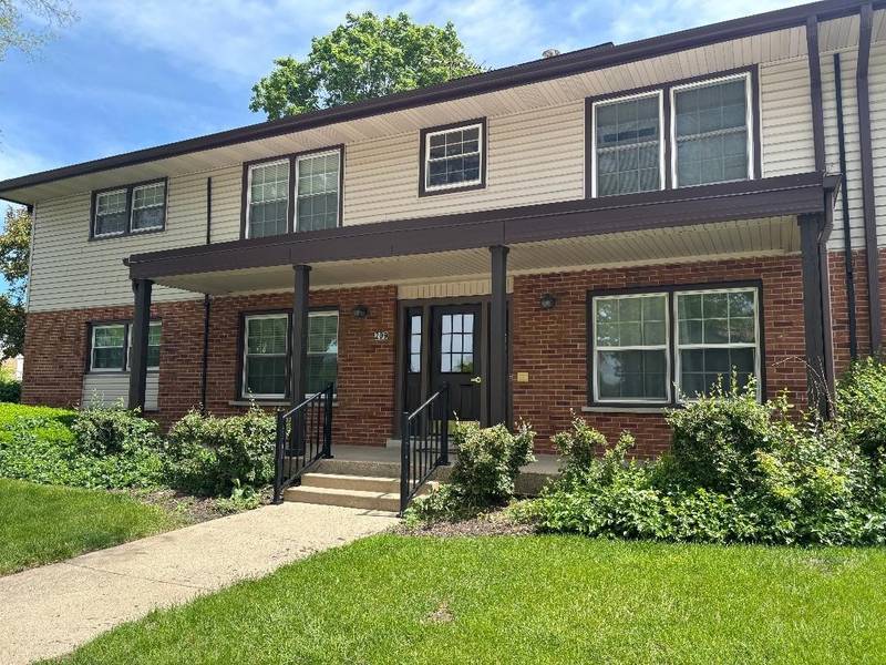 209 Washington SQ #D, Elk Grove Village, IL 60007