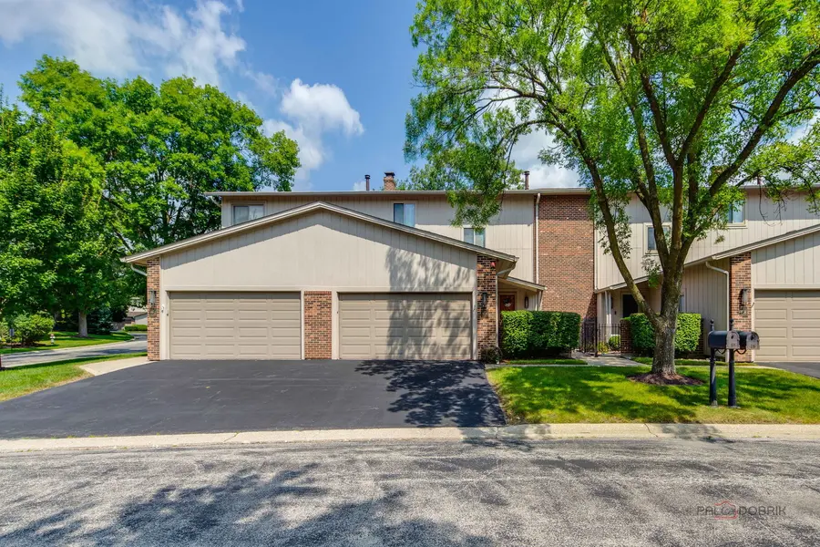 19W182 Ginny LN #182, Oak Brook, IL 60523