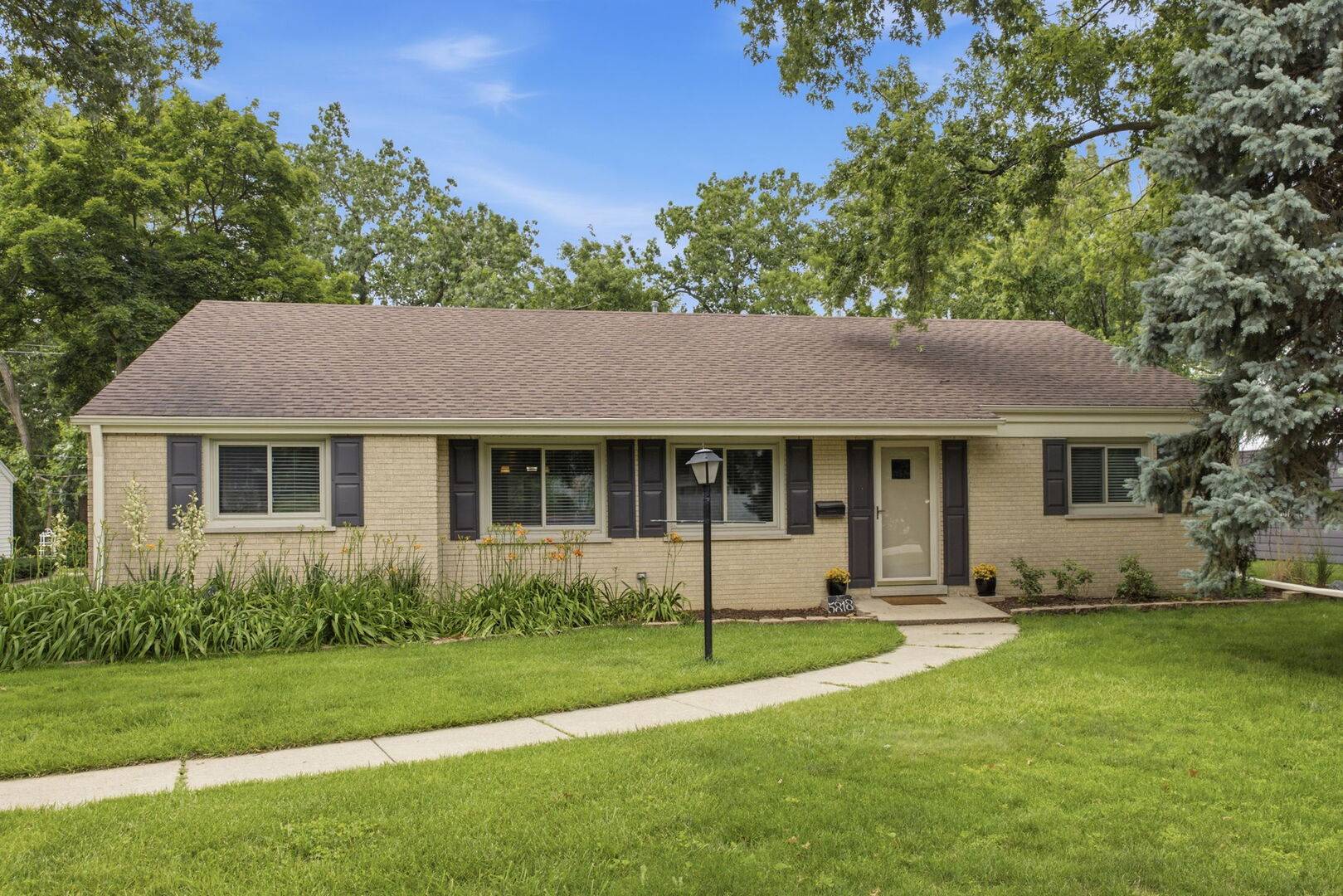 5818 Ridgewood DR, Western Springs, IL 60558