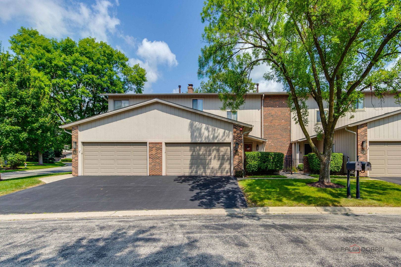 19W182 Ginny LN #182, Oak Brook, IL 60523