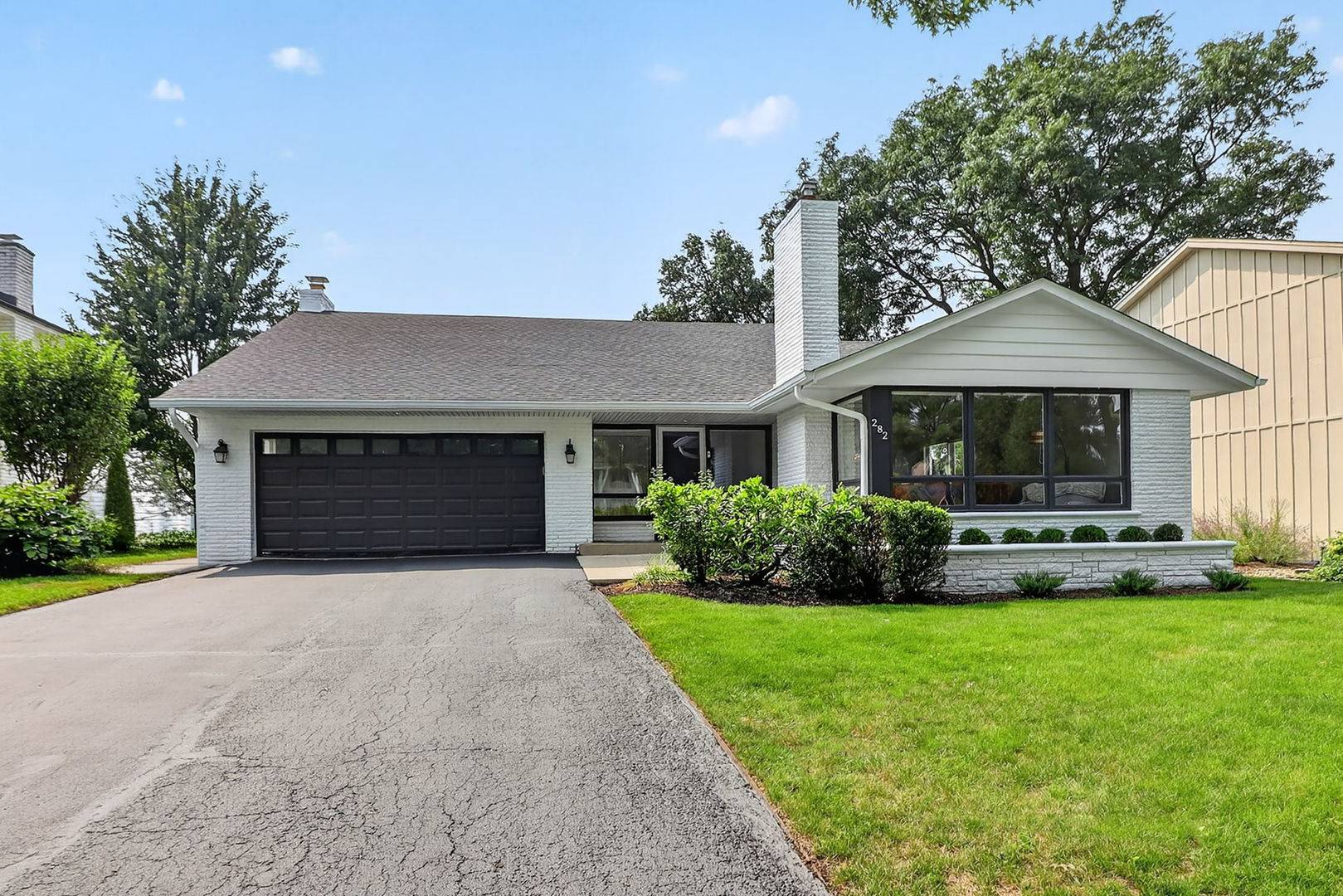 282 Stonegate RD, Clarendon Hills, IL 60514