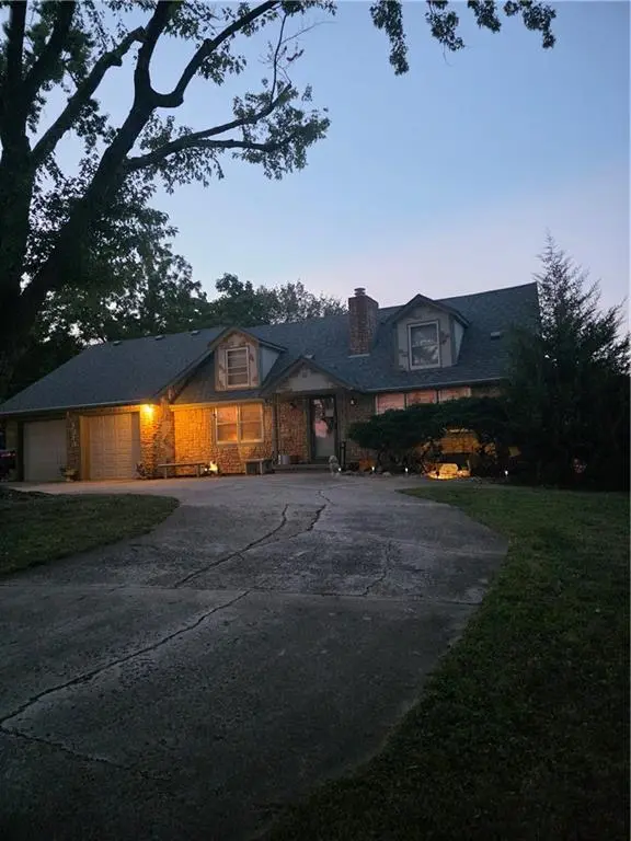 1220 NE Woods Chapel RD, Lee's Summit, MO 64064