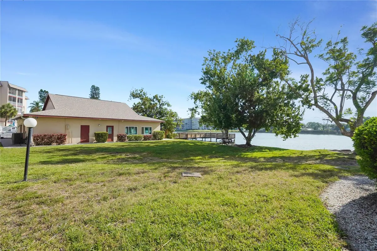 4013 LAKE BAYSHORE DR #107, Bradenton, FL 34205