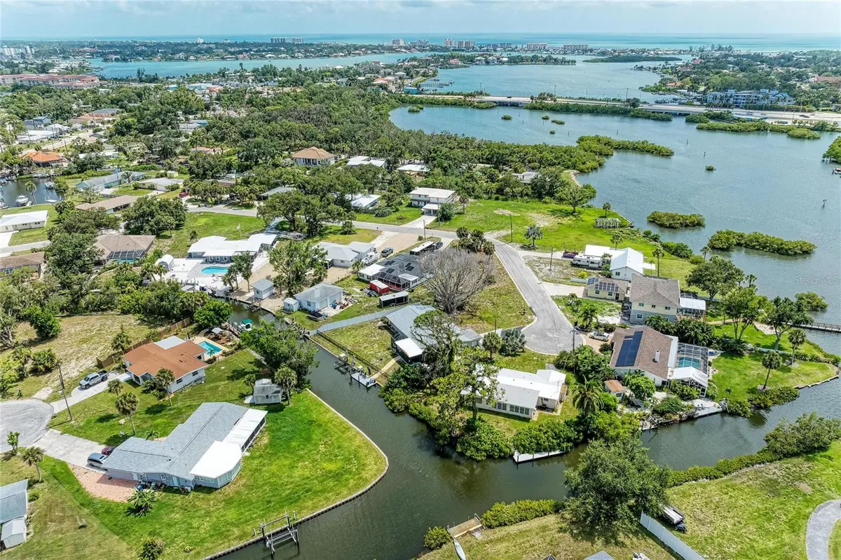302 DONA DR, Nokomis, FL 34275