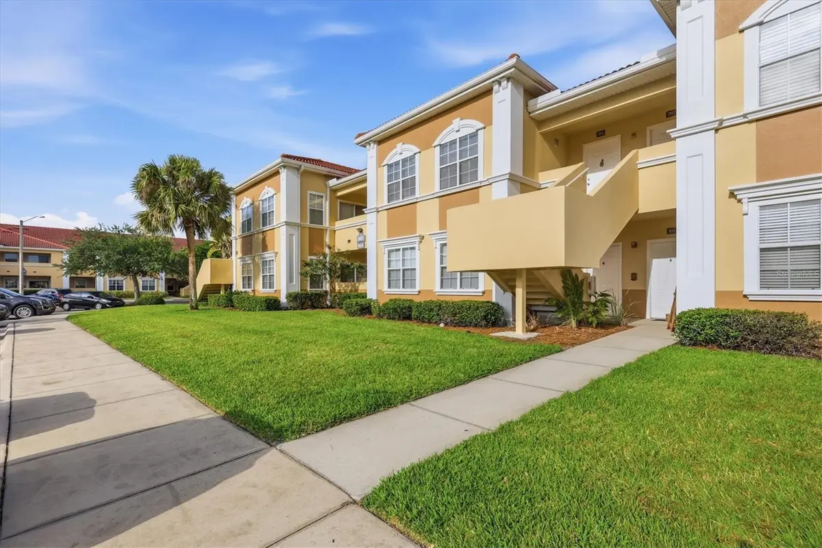1015 VILLAGIO CIR #202, Sarasota, FL 34237