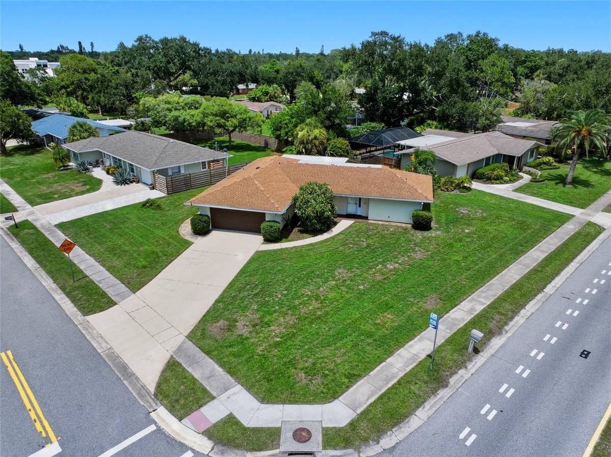 2711 GULF GATE DR, Sarasota, FL 34231