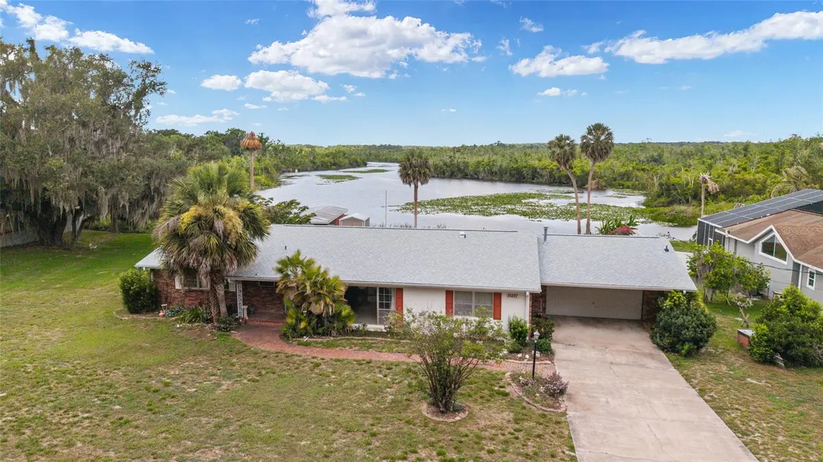 35237 MULHOLLAND DR, Fruitland Park, FL 34731