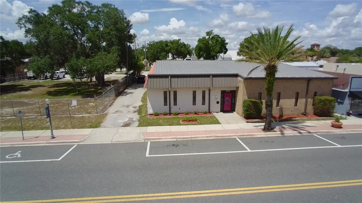 208 E LAKE AVE, Auburndale, FL 33823