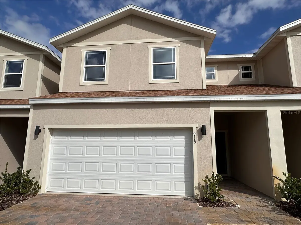915 LAKEFRONT VILLAGE DR, Clermont, FL 34711