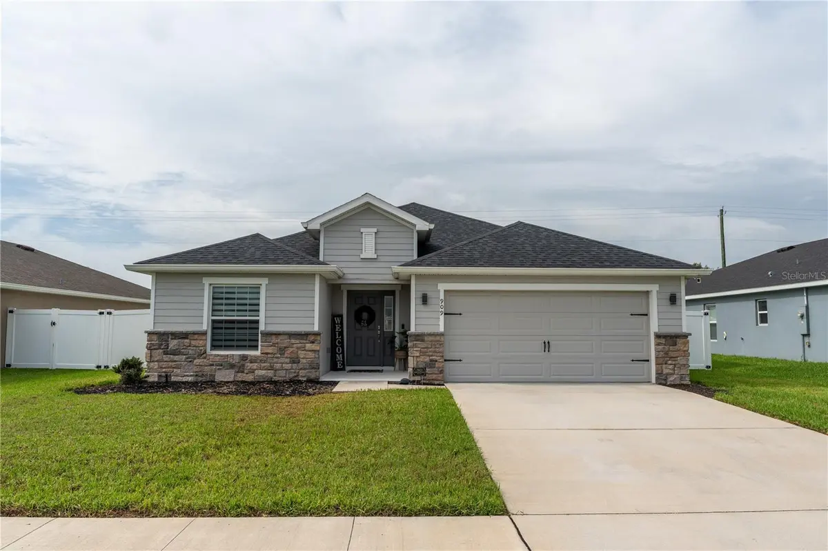 909 MONTGOMERY LN, Polk City, FL 33868