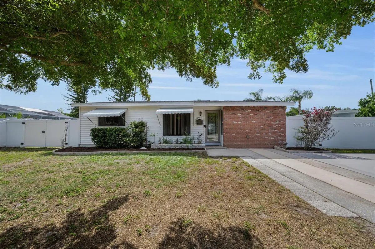 6701 ORCHARD DR N, St Petersburg, FL 33702