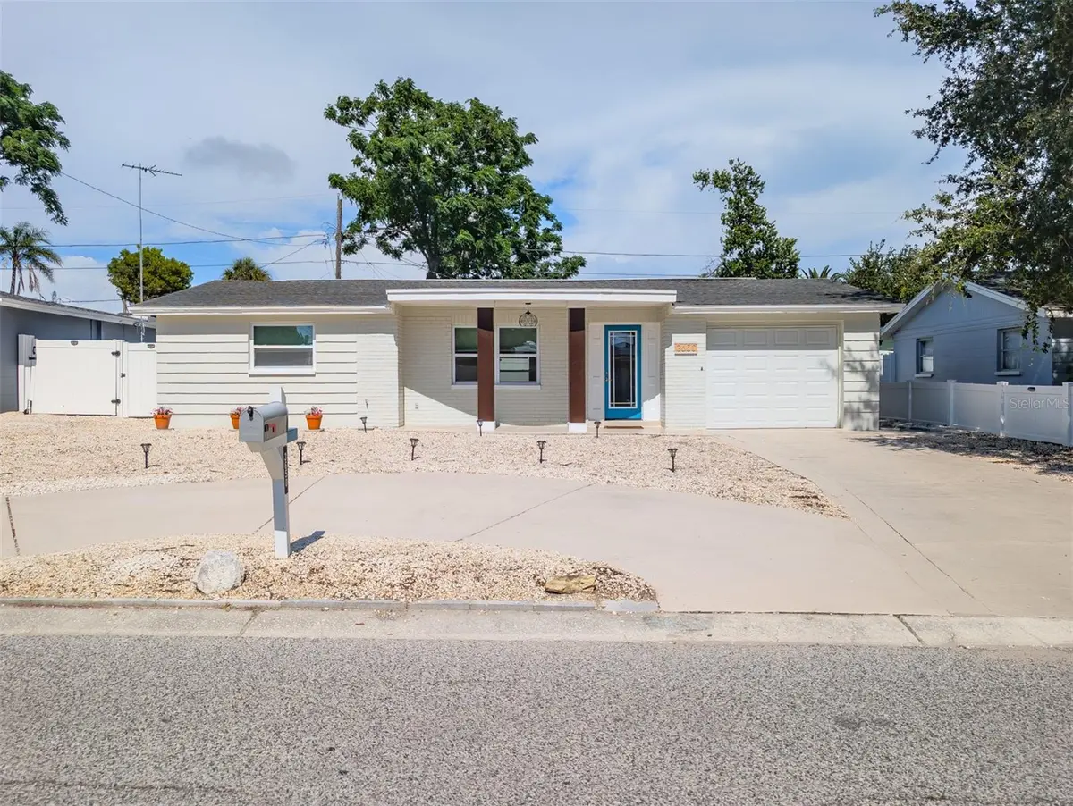 3650 KINGSBURY DR, Holiday, FL 34691
