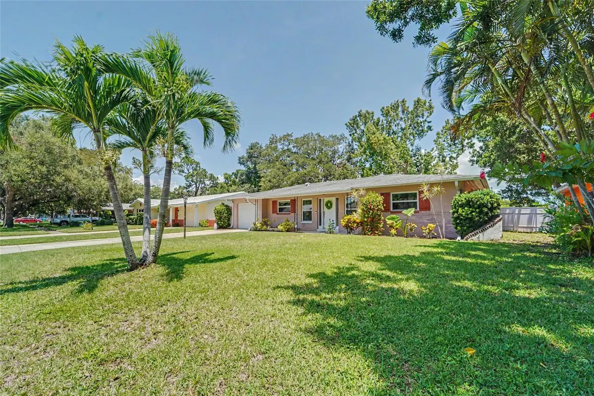 8879 LAKEWOOD DR, Seminole, FL 33772