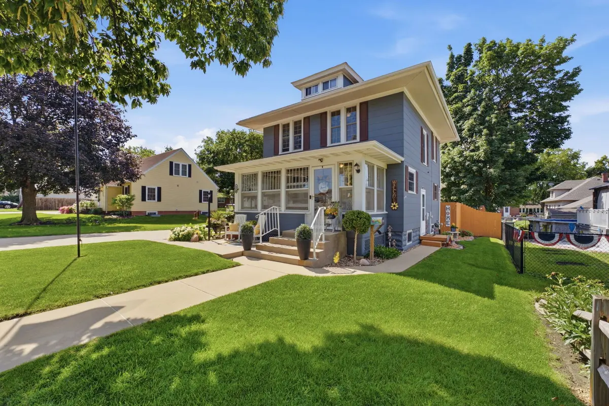919 8th ST, De Witt, IA 52472