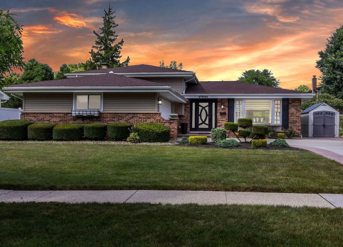 17W544 Sutton PL, Darien, IL 60561