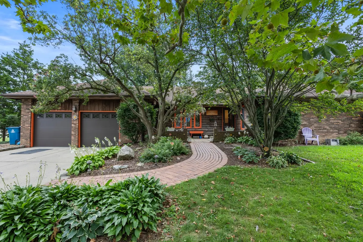 205 Surrey CT, Monticello, IL 61856