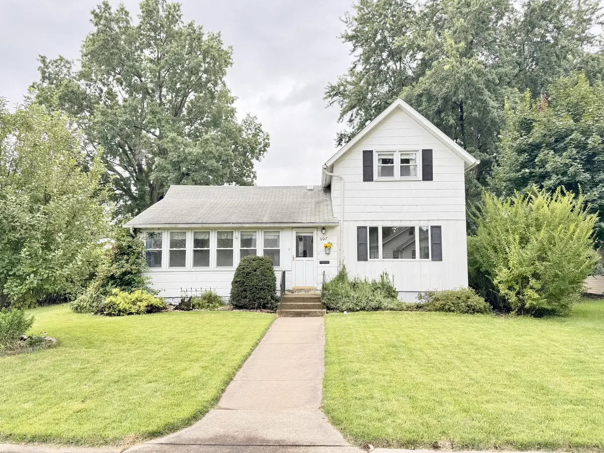 607 W 7th ST, Sterling, IL 61081