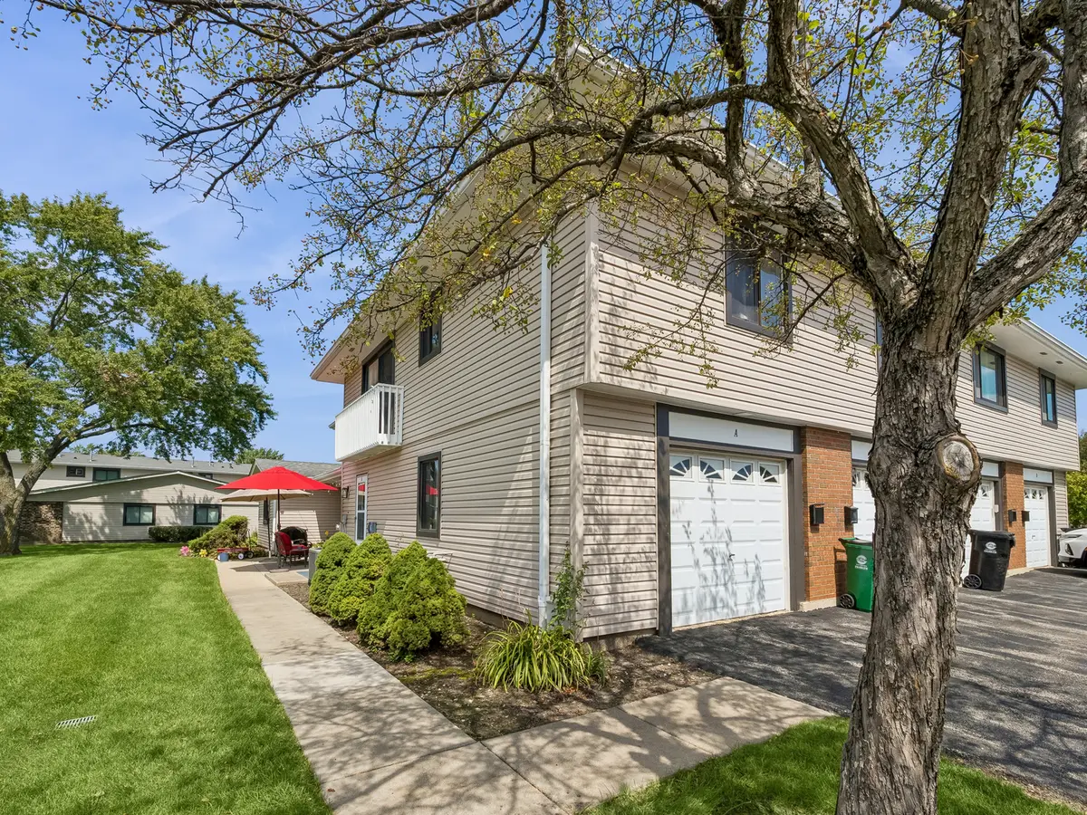 135 Fairlane CT #A, Bloomingdale, IL 60108