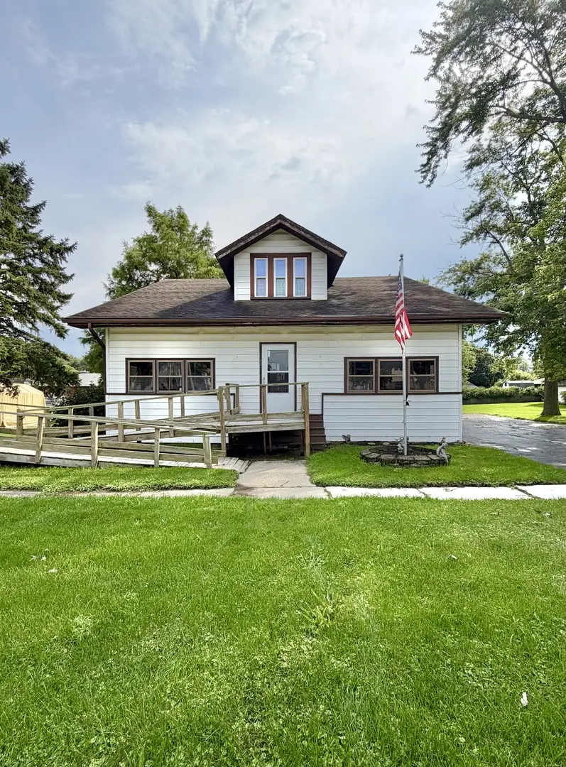 114 E Lake ST, Ashkum, IL 60911