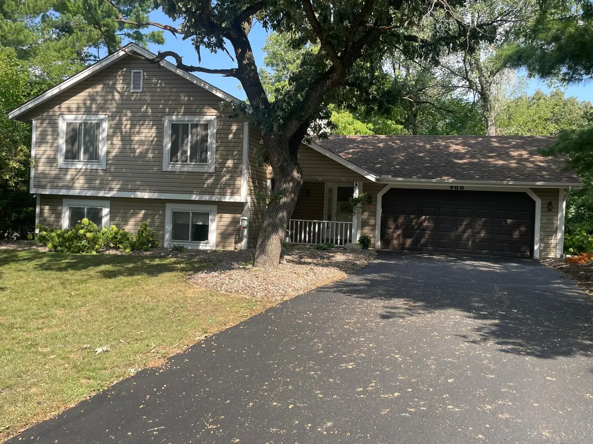 900 Lacota LN, Burnsville, MN 55337