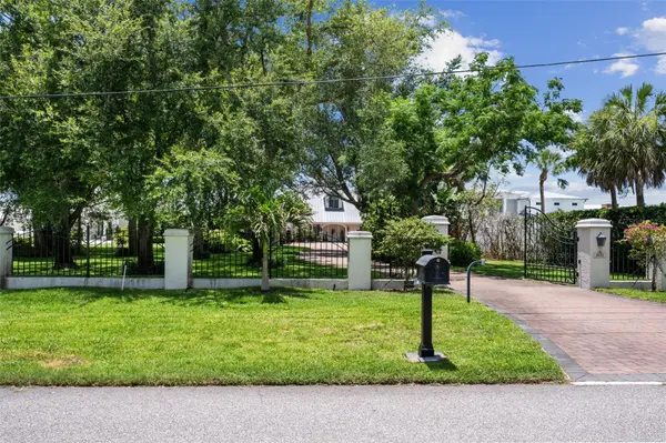 8152 LONGBAY BLVD, Sarasota, FL 34243