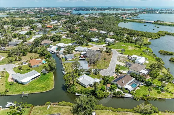 302 DONA DR, Nokomis, FL 34275