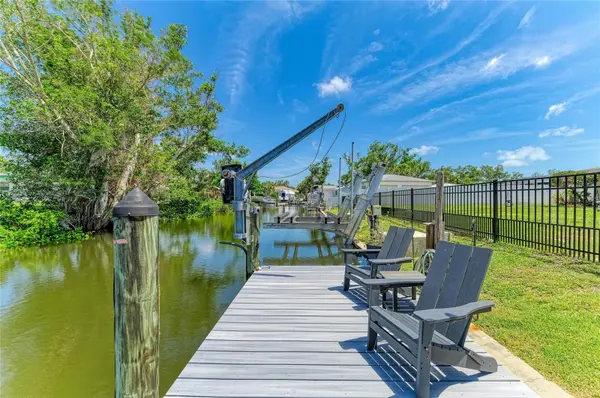 302 DONA DR, Nokomis, FL 34275