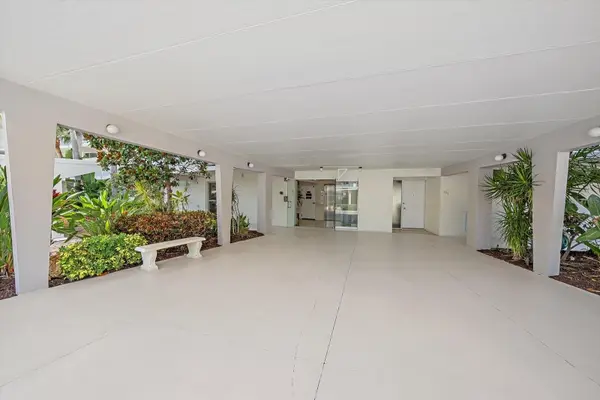100 SANDS POINT RD #303, Longboat Key, FL 34228