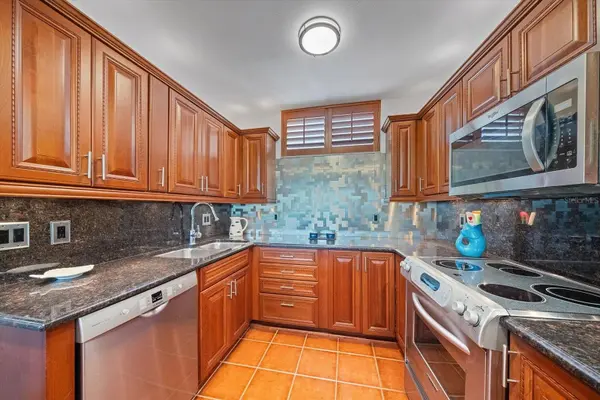 100 SANDS POINT RD #303, Longboat Key, FL 34228