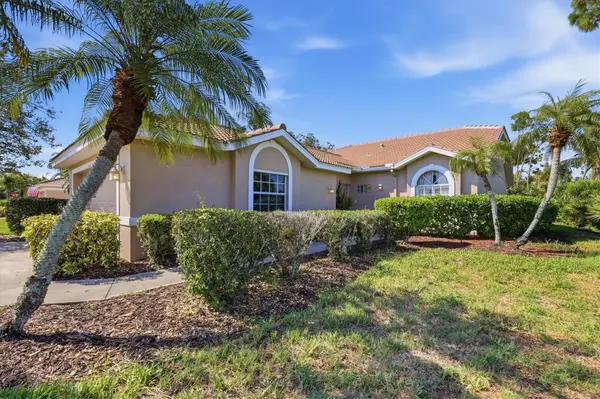 9402 FOREST HILLS CIR, Sarasota, FL 34238