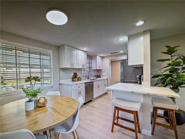 3032 GOLDEN RAIN DR, Sarasota, FL 34232