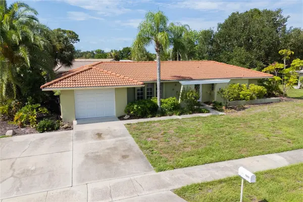 7411 DICKENS DR, Sarasota, FL 34231