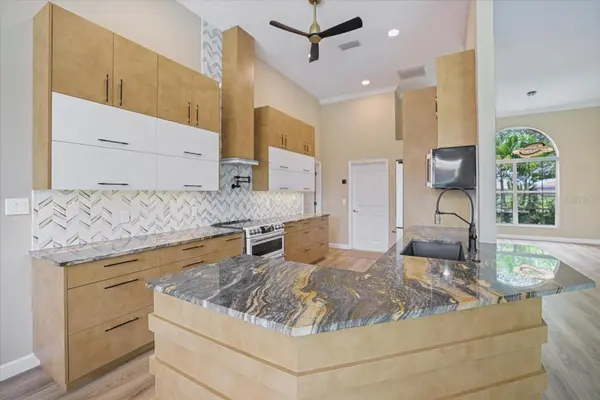 567 LAKE OF THE WOODS DR, Venice, FL 34293