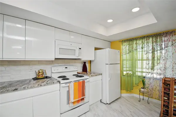 5677 SUMMER SIDE LN #31B, Sarasota, FL 34231