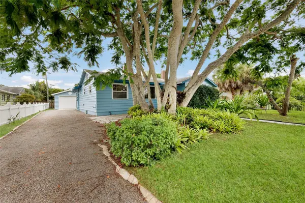 2070 HYDE PARK ST, Sarasota, FL 34239