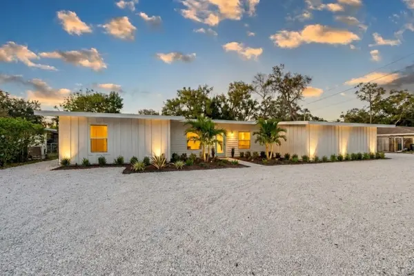 2069 BOUGAINVILLEA ST, Sarasota, FL 34239