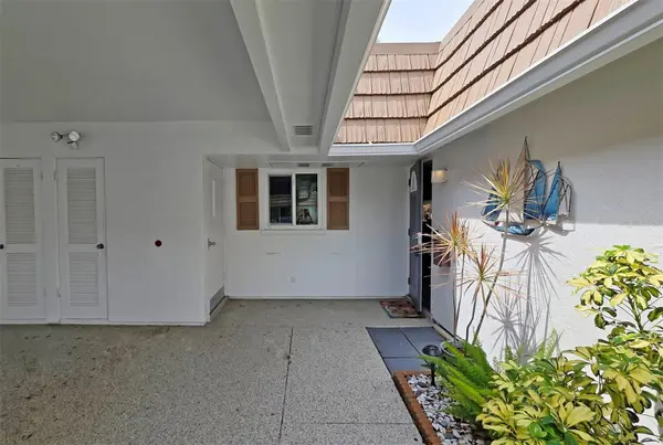 5468 RIVERBLUFF CIR #V-40, Sarasota, FL 34231