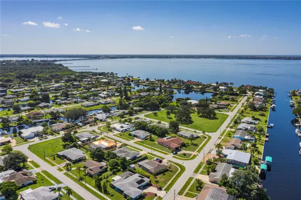 326 WHERLEY AVE SE, Port Charlotte, FL 33952
