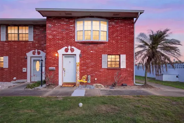 2250 S PALMETTO AVE #J-5, South Daytona, FL 32119