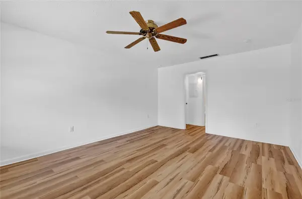 200 E 10TH AVE #8, Mount Dora, FL 32757
