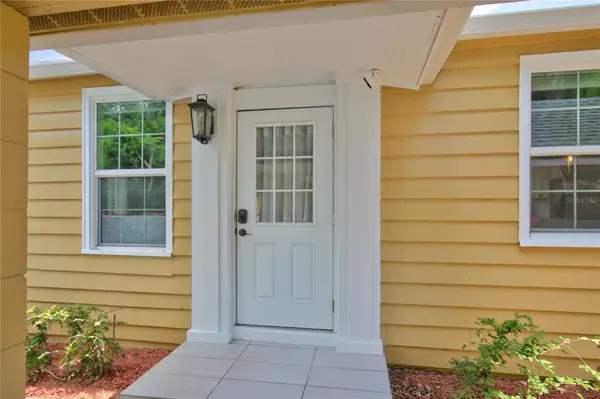 102 N CLAYTON ST, Mount Dora, FL 32757