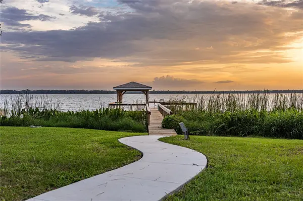 32834 LAKESHORE DR, Tavares, FL 32778