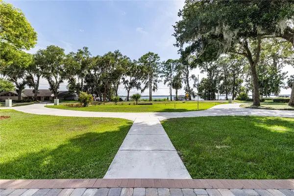 32834 LAKESHORE DR, Tavares, FL 32778