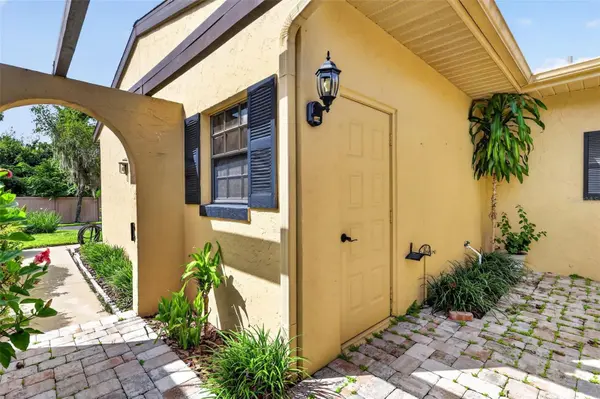 1111 LAKESHORE DR #C3, Eustis, FL 32726